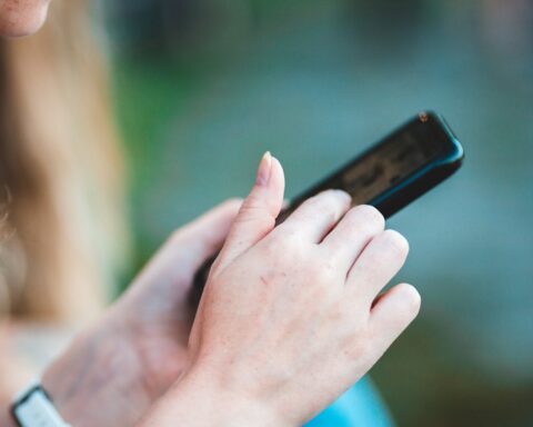 Van wie is het telefoonnummer +32 475 15 12 30
