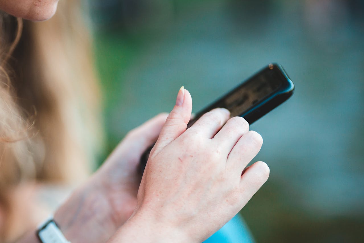 Van wie is het telefoonnummer +32 475 15 12 30
