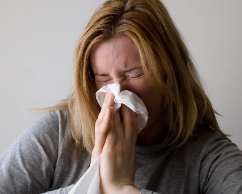 Zo voorkom je dat een verkoudheid je dag saboteert