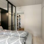 Ruimte besparen in stijl voor de kleinere slaapkamer