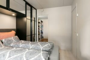 Ruimte besparen in stijl voor de kleinere slaapkamer