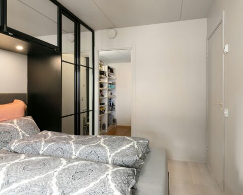 Ruimte besparen in stijl voor de kleinere slaapkamer