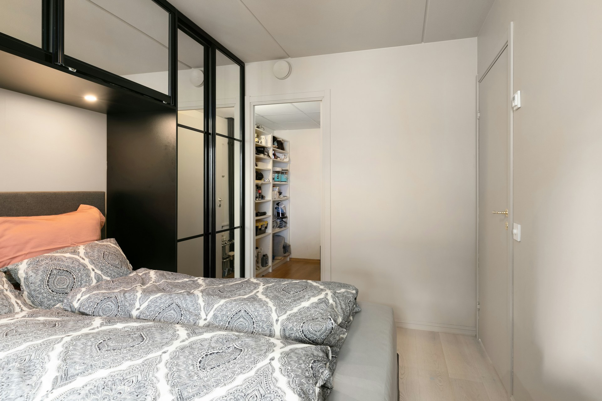 Ruimte besparen in stijl voor de kleinere slaapkamer